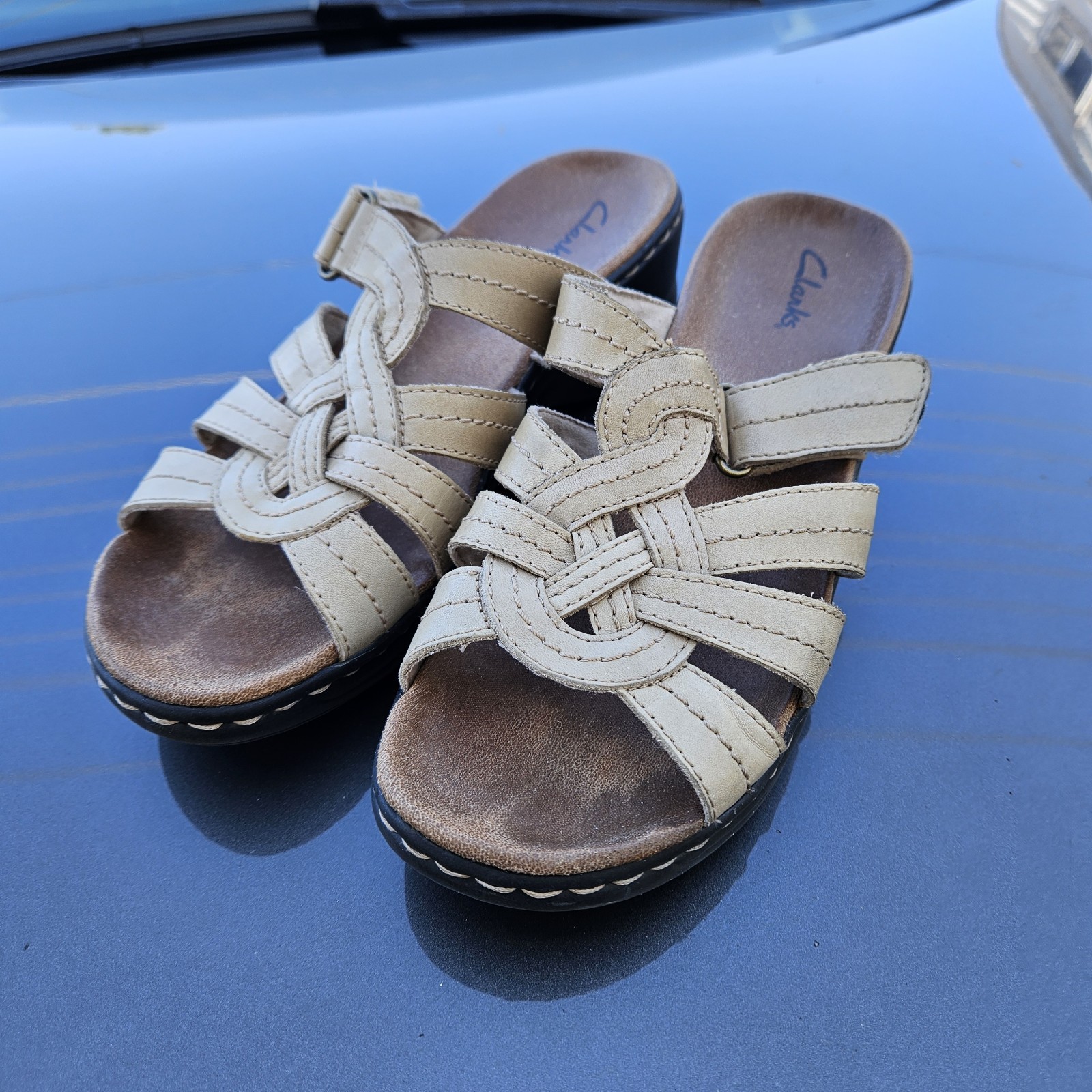 Us 9 Clarks Leather Women’s Sandals White Tan Bone Color