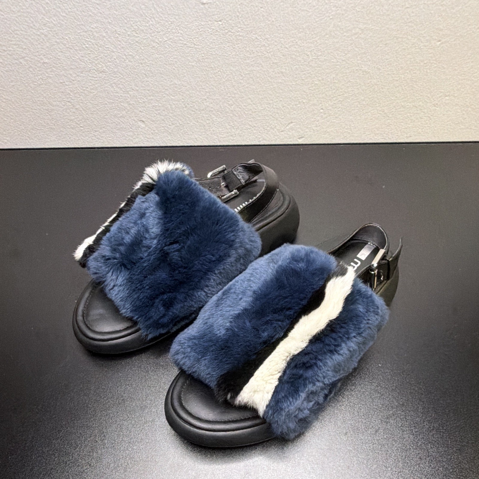 Millie’s Women’s Blue/Black/White Faux Fur Slingback Sandals Buckle US 7