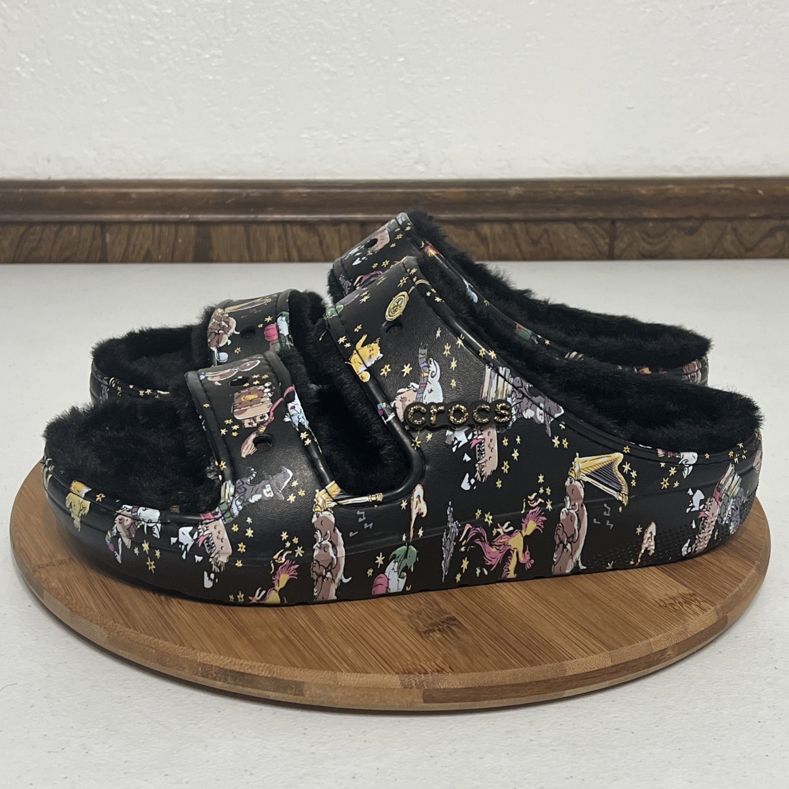 Crocs Harry Potter Vera Bradley Men’s 10 Women’s 12 Cozzzy Sandals 208038-0C4