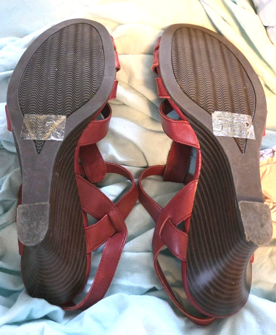 Ladies EUC Merona burgundy leather strappy buckle sandals 7.5 3″ heel “Willow”
