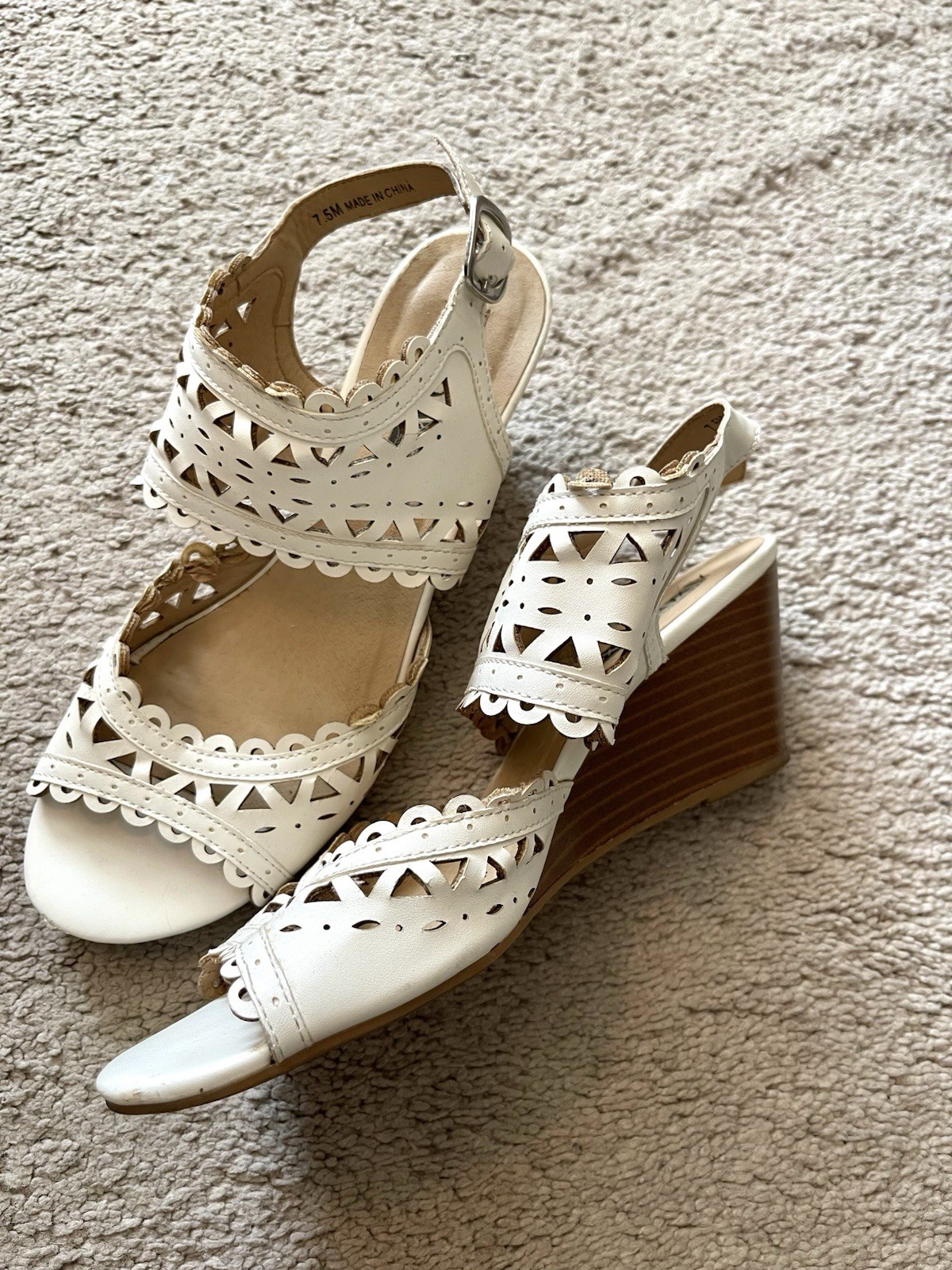XOXO White Cut-Out Scalloped Strappy Ankle Strap Wedge Sandals Women 7.5