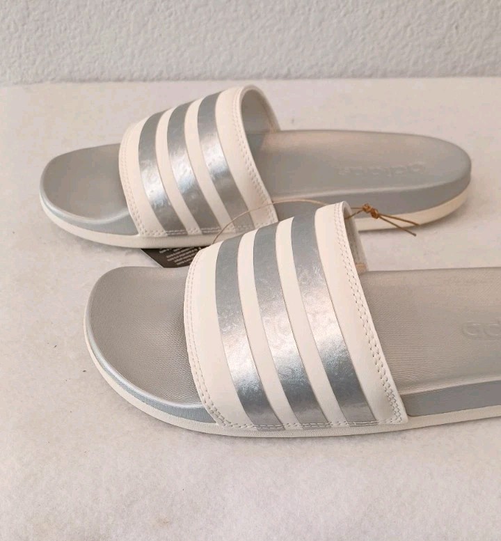New Women’s Adidas Adilette Comfort Slides/Sandals (GW8746) White/Silver~Size 7