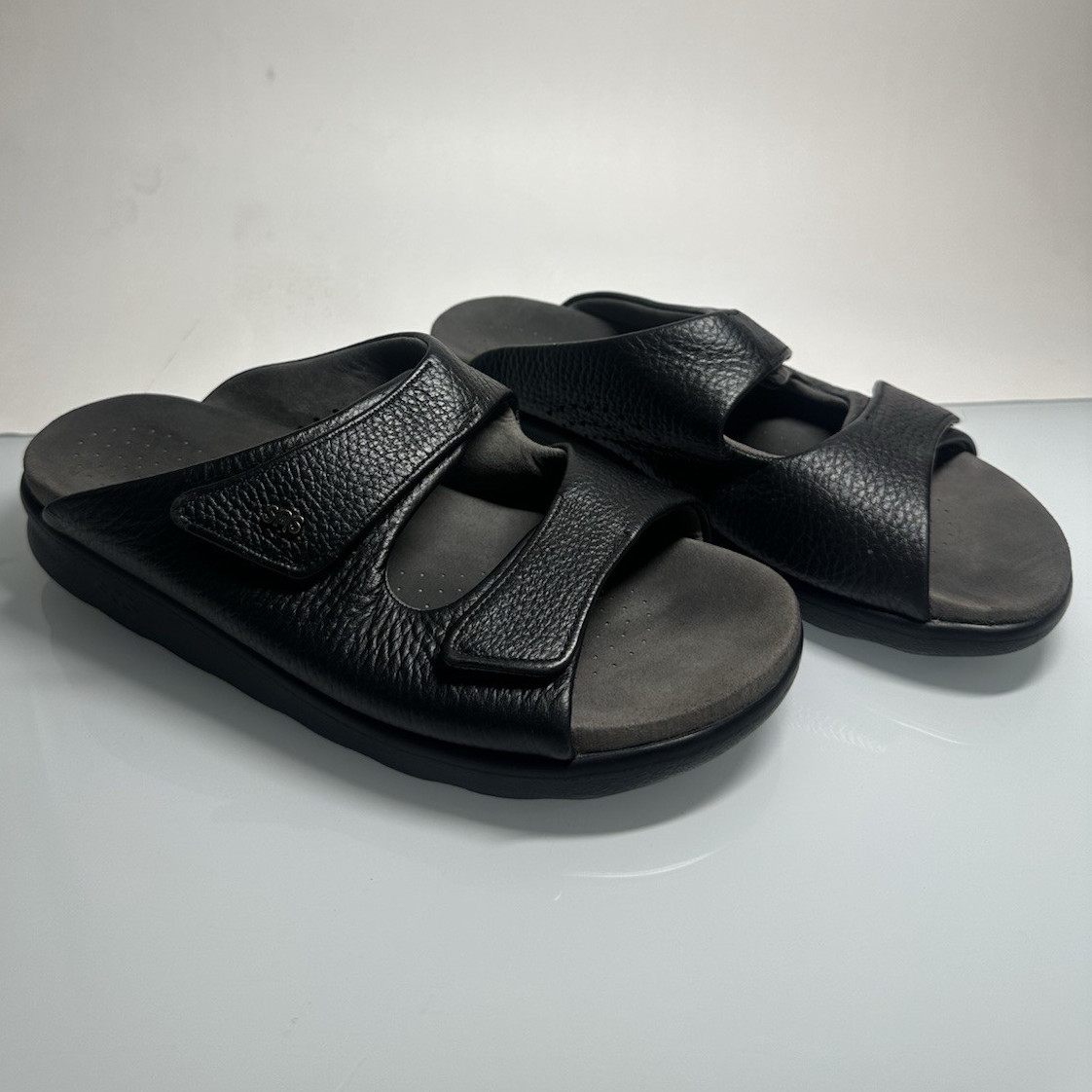 SAS Women’s 7 M Leather Slide Sandals Black Hook & Loop Comfort lightly worn