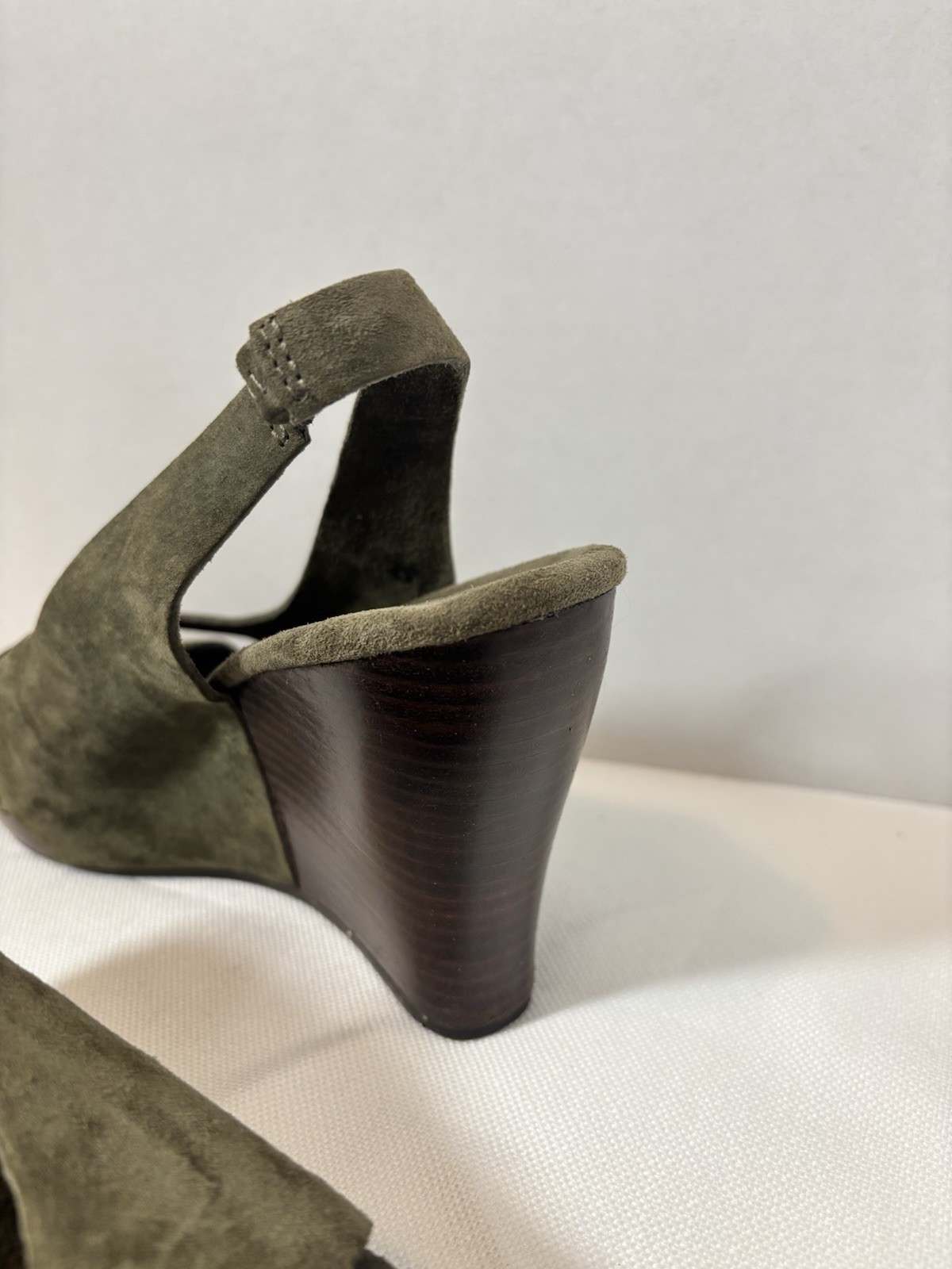 UGG Women’s Wood Wedge Olive Suede Strappy Sandals Size 9