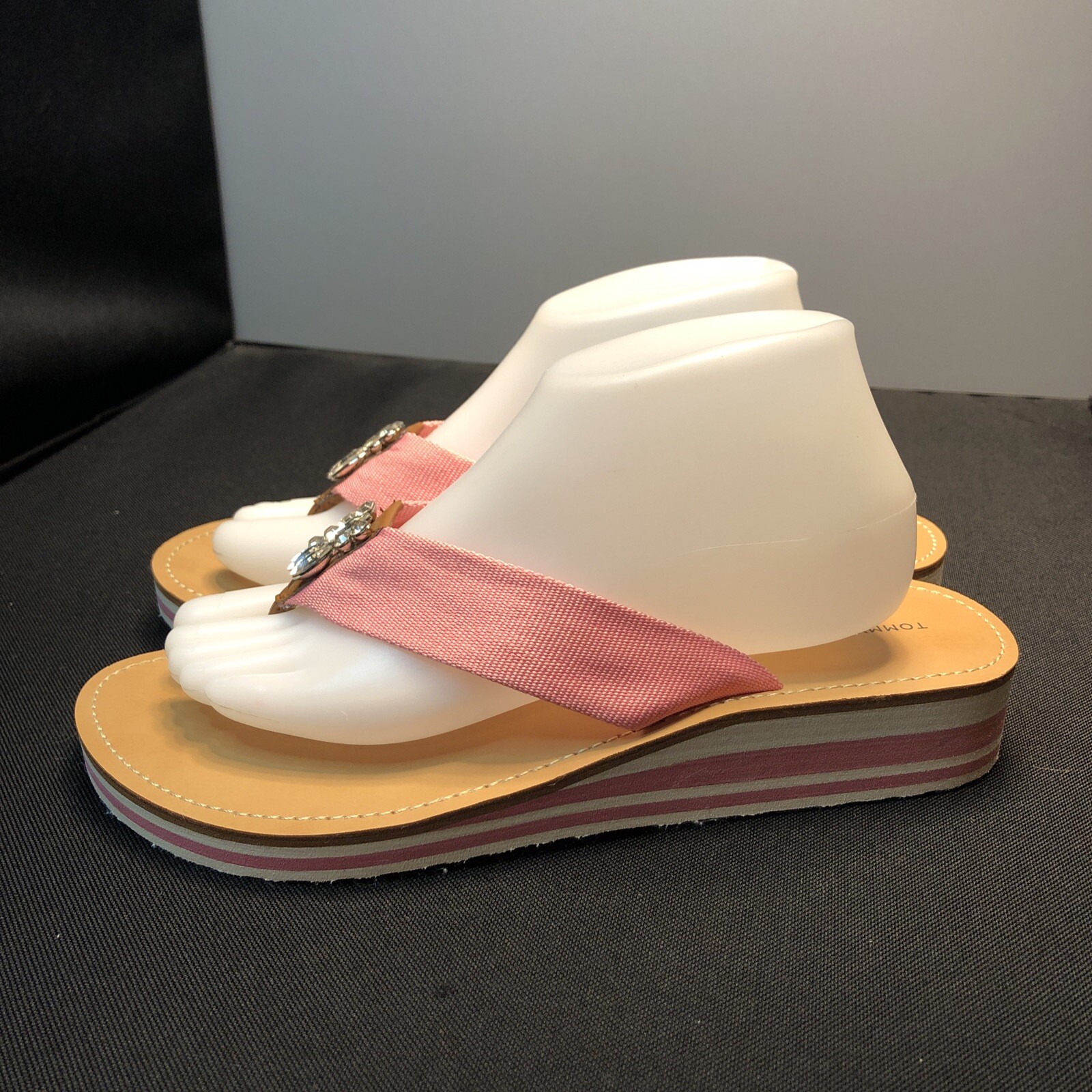 LN 10M TOMMY HILFIGER ROXANNE 1.25″ PINK SLIP ON THONG SANDALS SLIDES FLIP FLOPS
