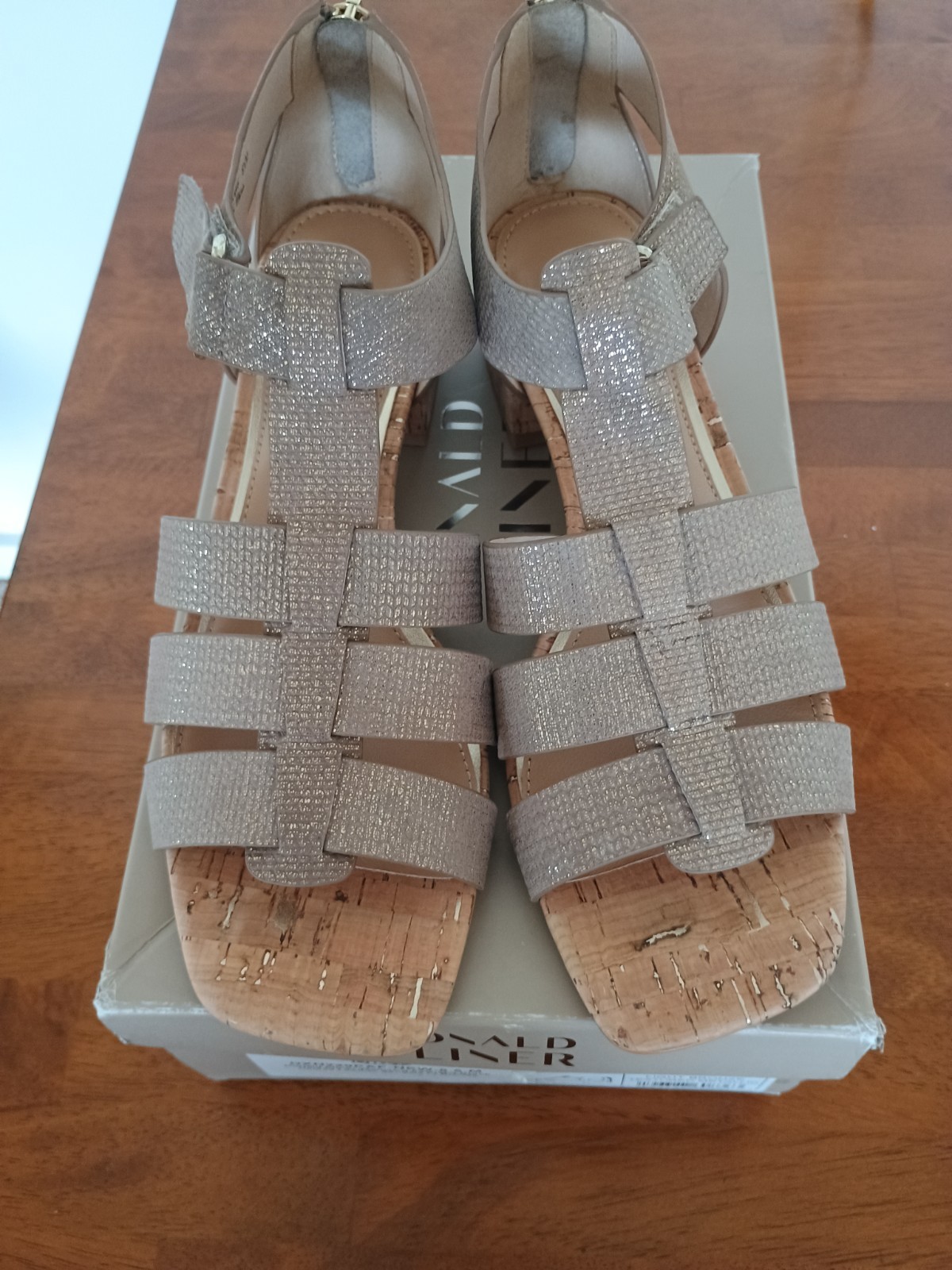 DONALD PLINER FALEISHA SANDALS NWB 8.5 LIGHT BRONZE