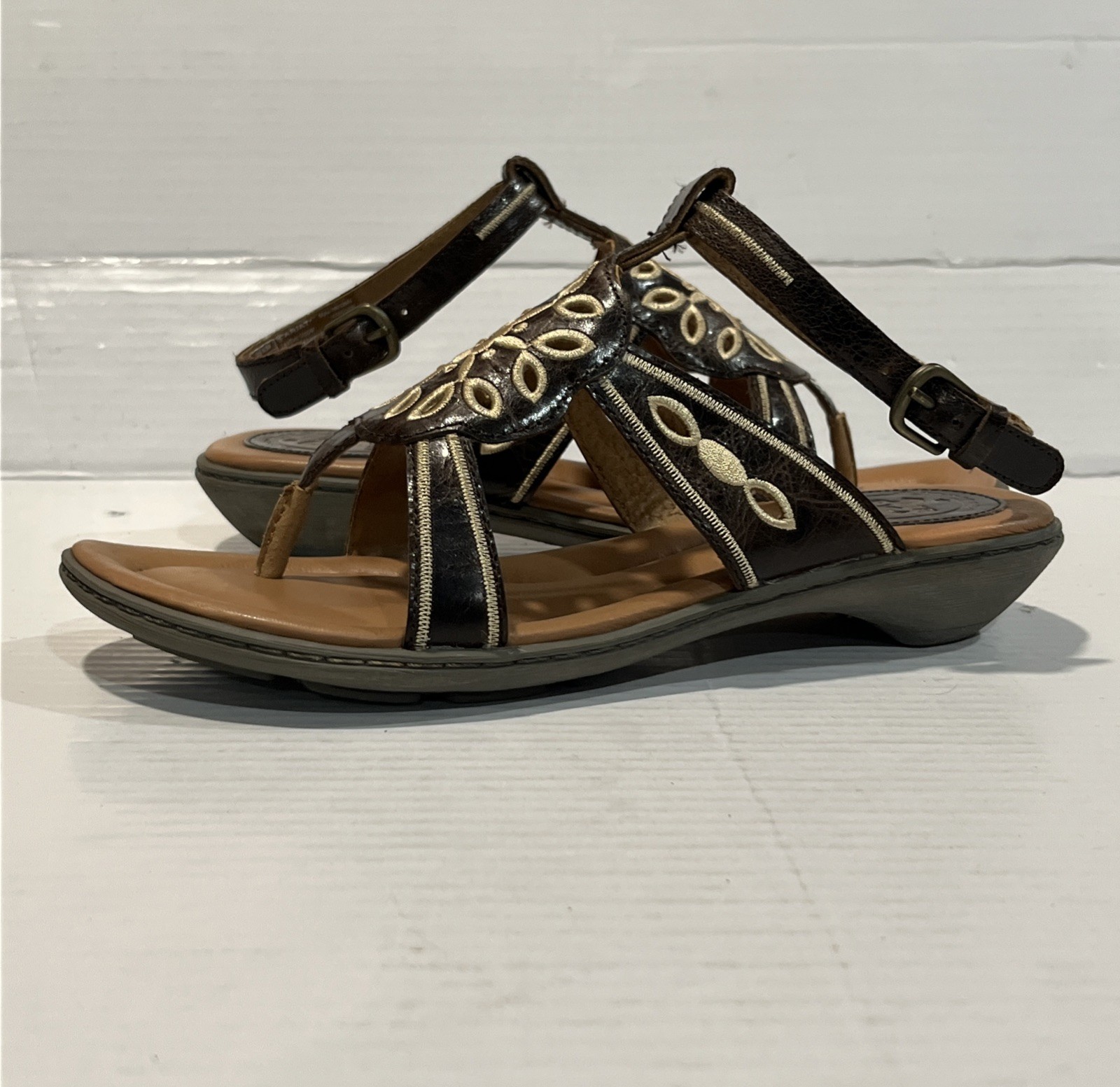 Ariat Mojave Thong Sandal Distressed Leather Cutout Embroidered Flower Brown 8.5