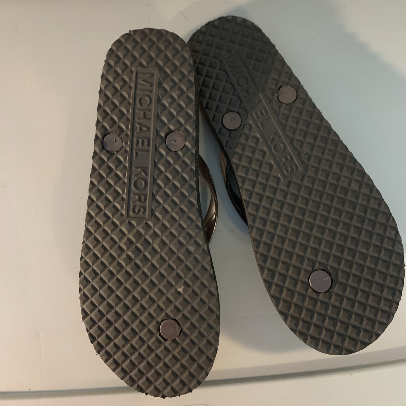 New MICHAEL KORS Women’s 9 Brown / Gold Metal MK Charm Logo Flip Flops MSRP $75