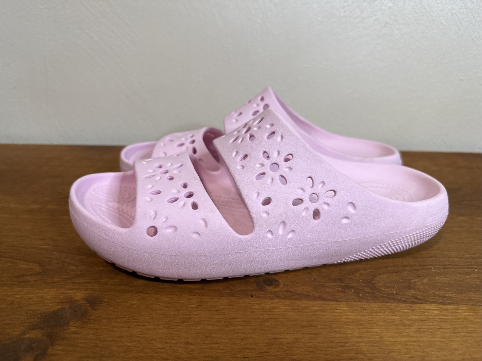 Crocs Women’s Classic Cut Out Floral Slide Sandals Milk Pink Size 11 Beach Water