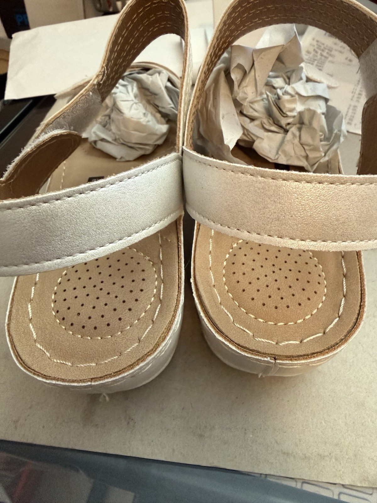 Good Choice Samar White Womens Wedge Sandal White US Size 7- NEW with Box